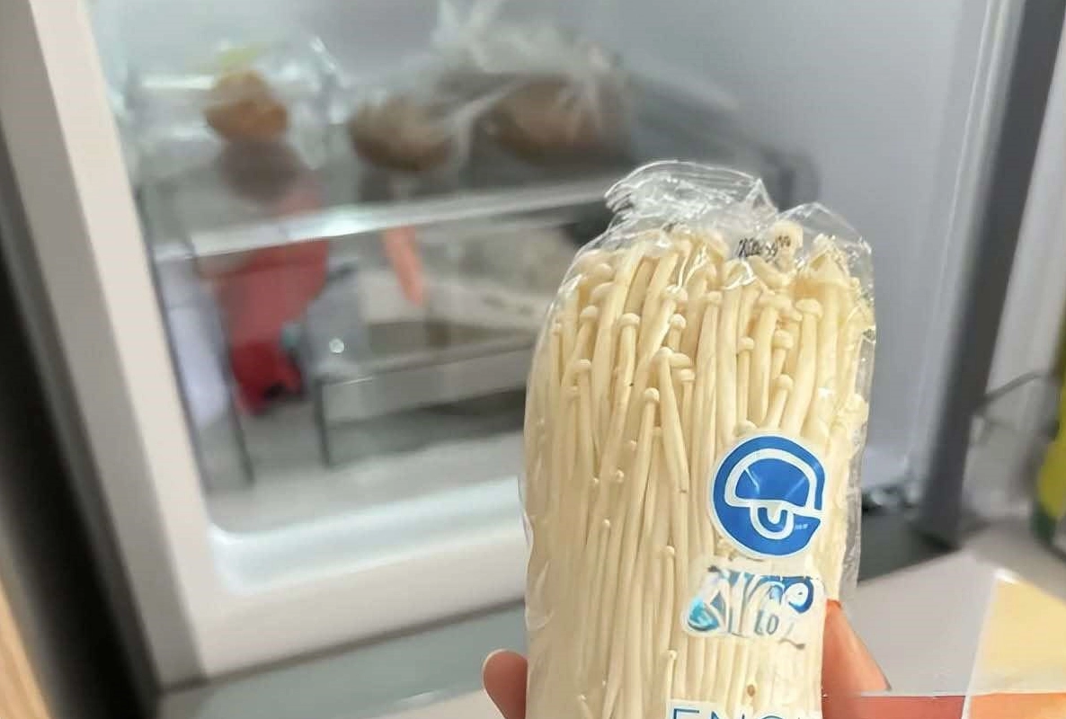 Rửa sạch nấm kim châm bằng nước muối loãng