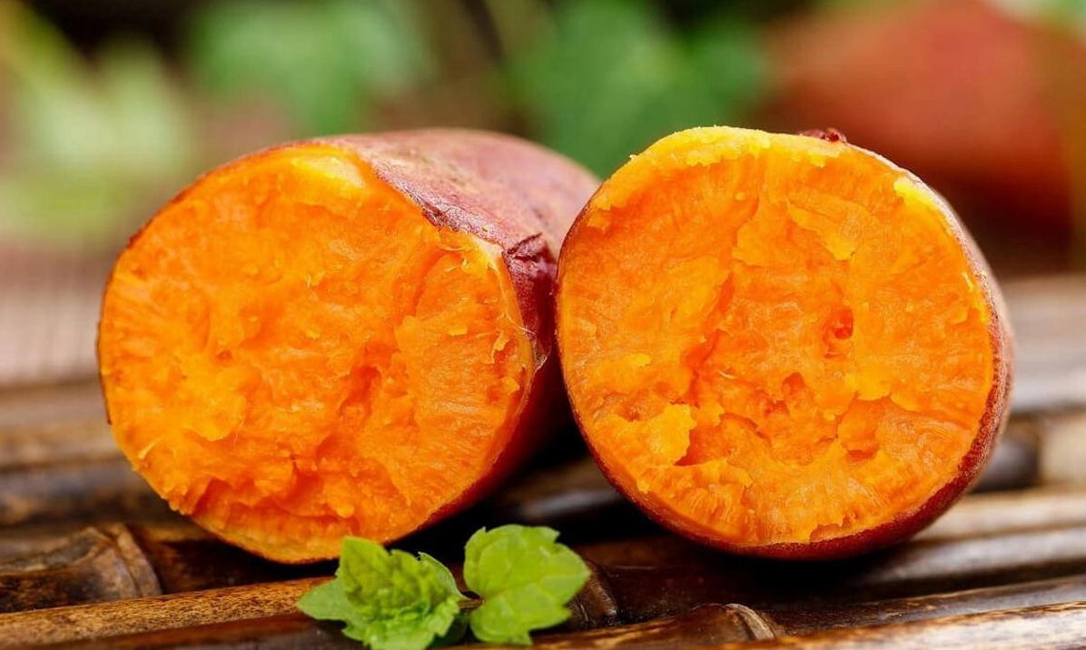 Rửa và ngâm khoai lang trong nước muối loãng để làm sạch nhựa