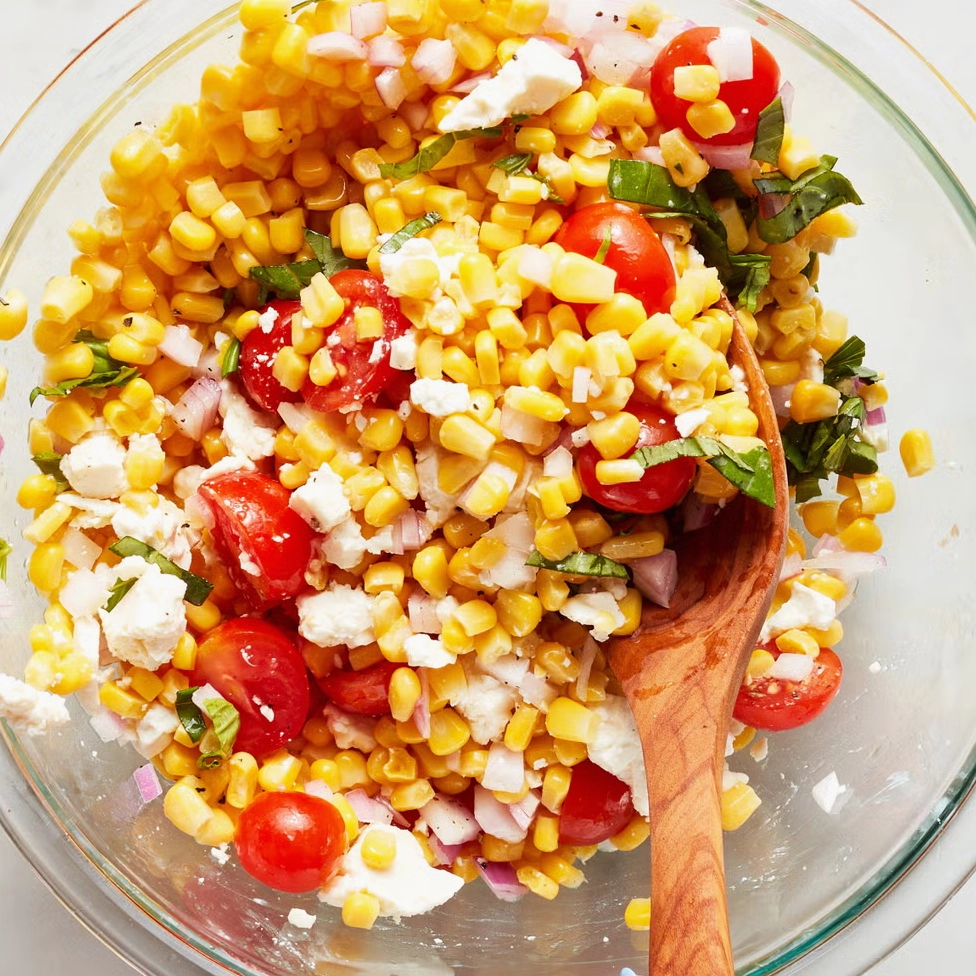 Rưới đều nước sốt thơm ngon lên tô salad ngô và rau củ