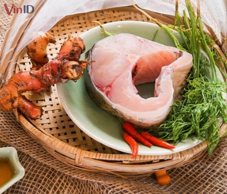 Sắp xếp xen kẽ cá trắm đen thịt ba chỉ và riềng thái lát vào nồi chuẩn bị kho