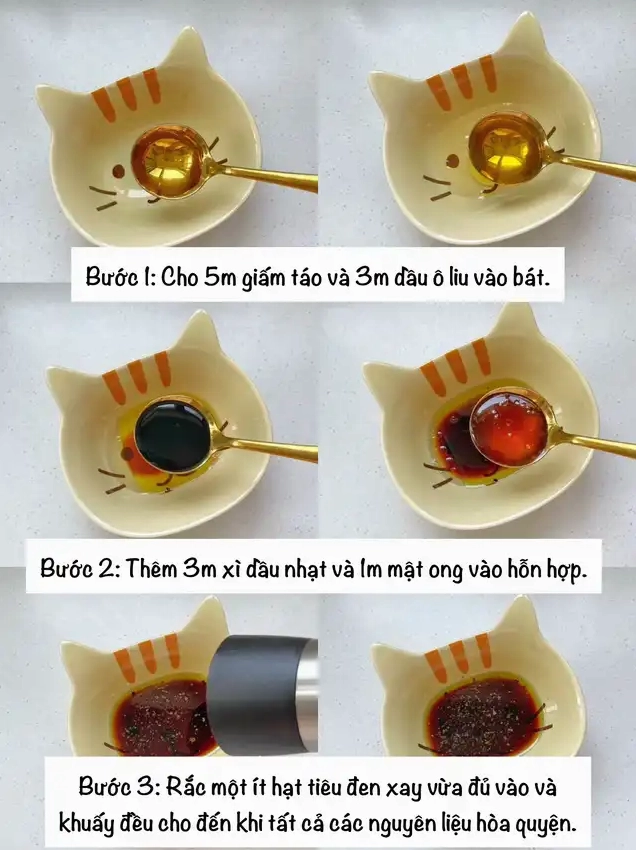 Sáu hình ảnh chi tiết cách làm nước sốt dầu giấm trong bát hình mèo bao gồm các bước thêm giấm táo dầu ô liu xì dầu mật ong và hạt tiêu đen sau đó khuấy đều