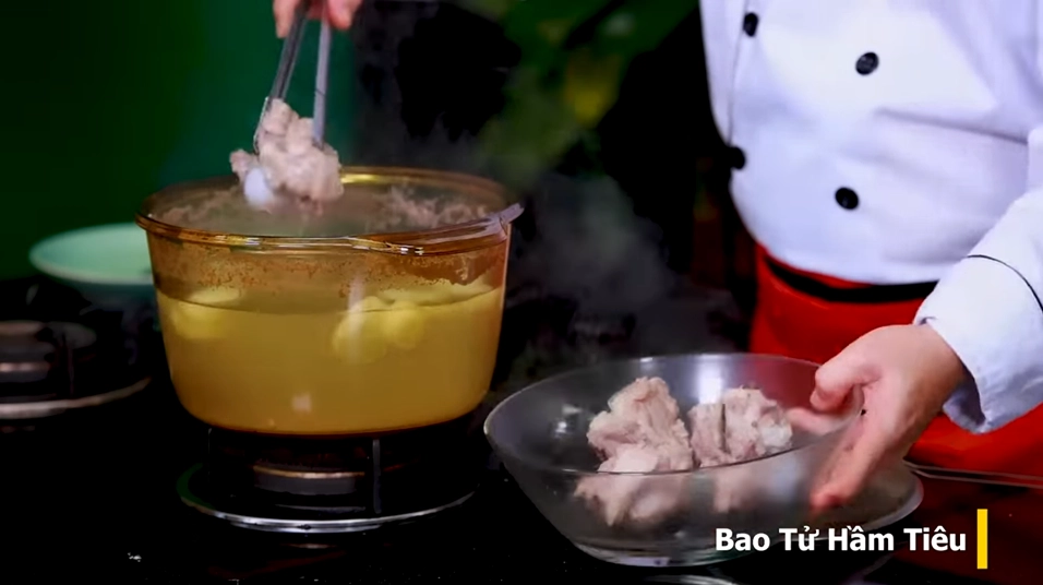 Sơ chế bao tử lợn cẩn thận bằng bột mì và chanh để loại bỏ mùi hôi
