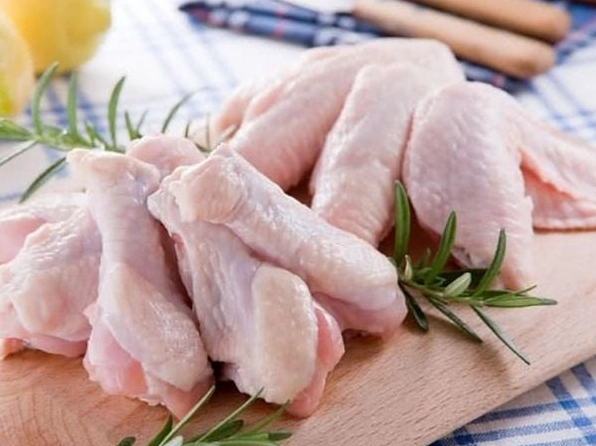 Sơ chế cánh gà và các nguyên liệu sẵn có