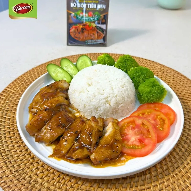 Sơ chế cắt khúc cá bớp và rửa sạch bằng nước muối loãng
