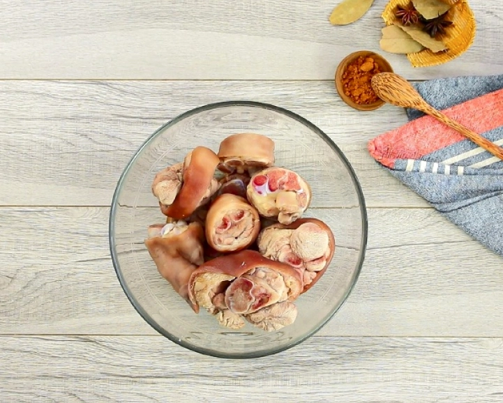 Sơ chế chân giò sạch sẽ trước khi hầm