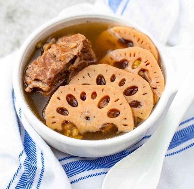 Sơ chế củ sen sạch sẽ trước khi nấu