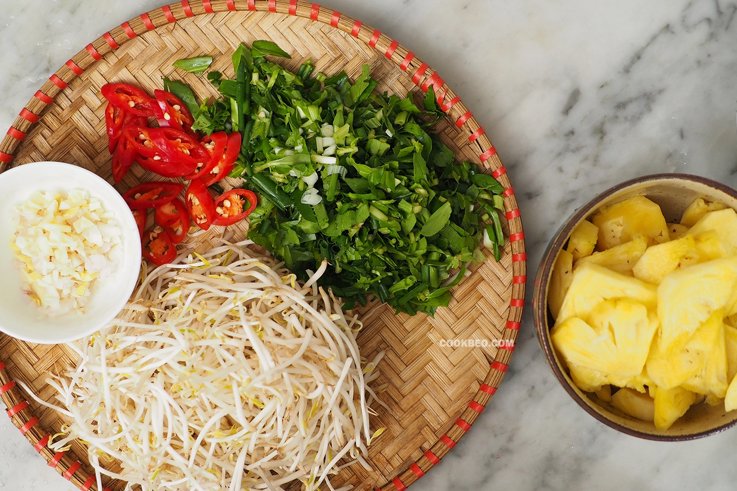 Sơ chế dứa hành tây giá đỗ và các loại rau thơm chuẩn bị cho quá trình xào