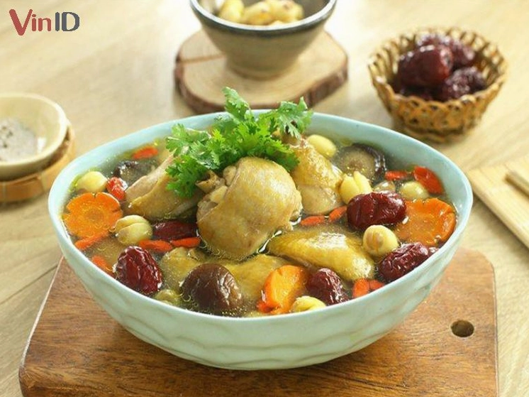 Sơ chế gà thật sạch sẽ trước khi đem đi hầm