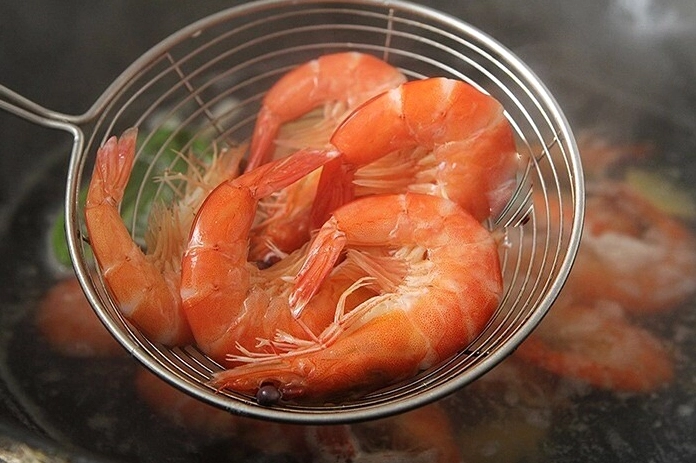 Sơ chế lá dứa tươi xanh chuẩn bị cho món tôm hấp