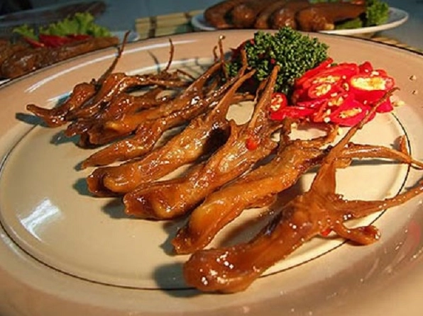 Sơ chế lưỡi vịt thật kỹ với muối và giấm để khử mùi hôi