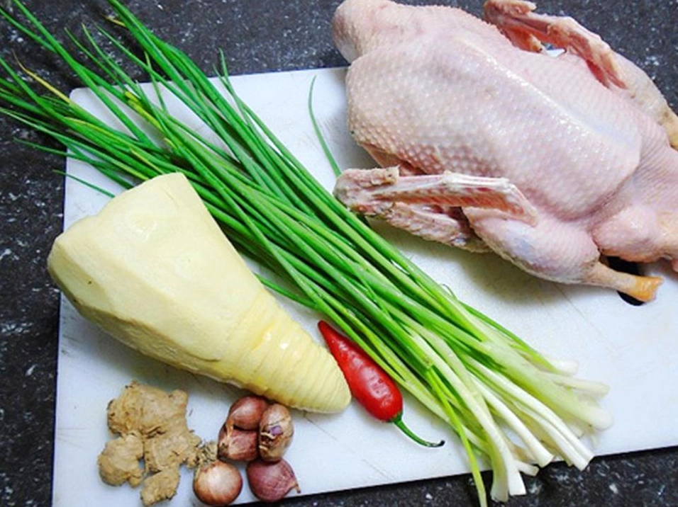 Sơ chế măng tươi thái mỏng luộc kỹ để loại bỏ vị đắng