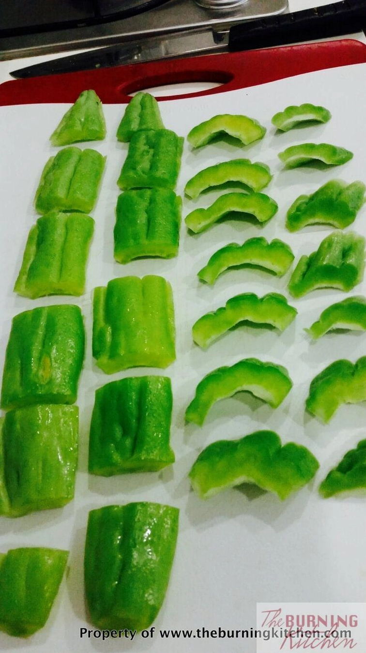 Sơ chế mướp đắng cẩn thận bằng cách nạo sạch ruột trắng