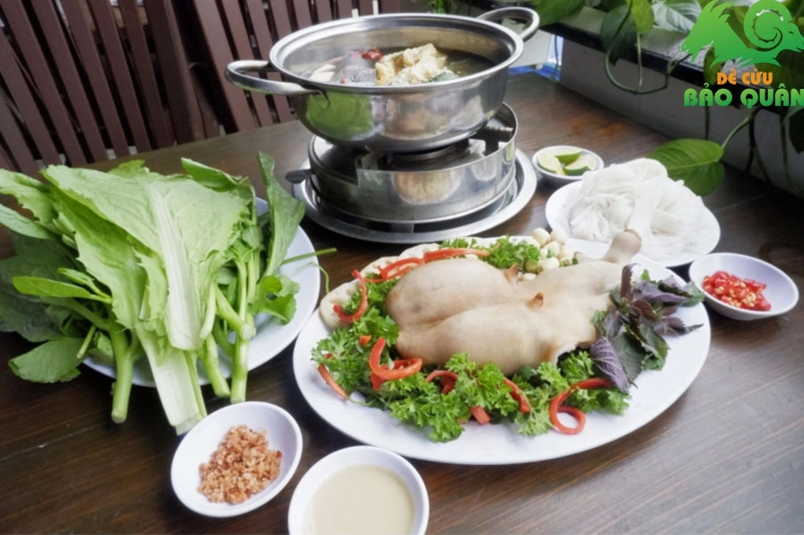 Sơ chế ngọc dương dê với gừng và rượu trắng để khử mùi