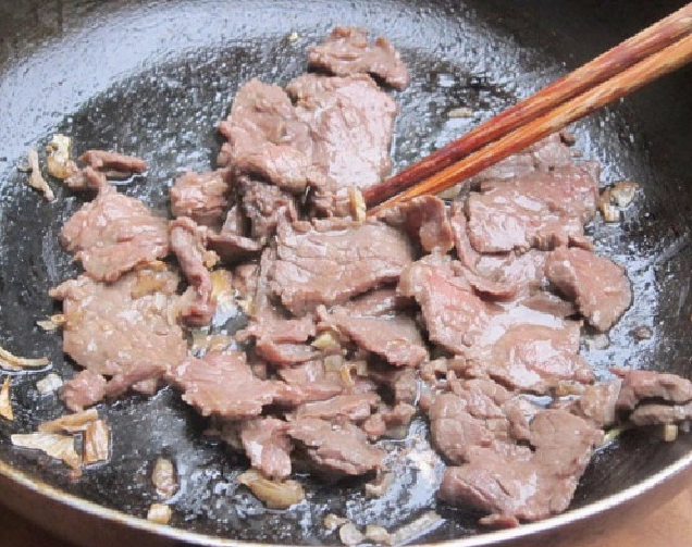 Sơ chế nguyên liệu làm gỏi bò rau càng cua