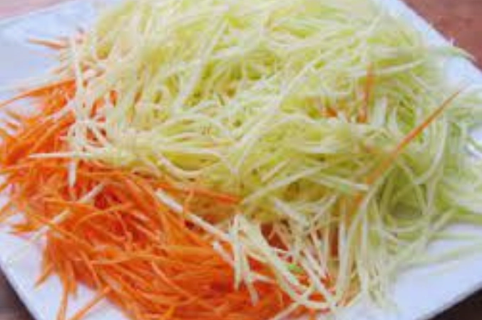 Sơ chế nguyên liệu làm gỏi đu đủ xanh