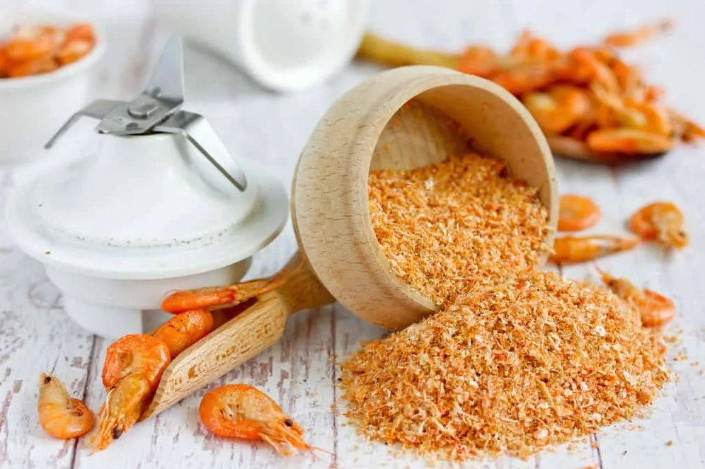 Sơ chế nguyên liệu làm muối tôm Tây Ninh tôm khô tỏi ớt và muối hột