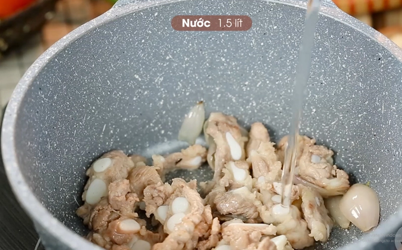 Sơ chế nguyên liệu tươi ngon cho món lẩu riêu cua sườn sụn