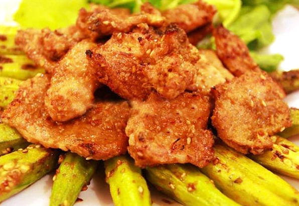 Sơ chế thịt dê thái miếng vừa ăn để chuẩn bị ướp nướng chao
