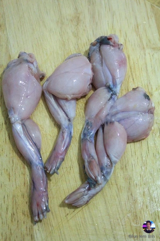 Sơ chế thịt ếch sạch sẽ chuẩn bị cho món ăn