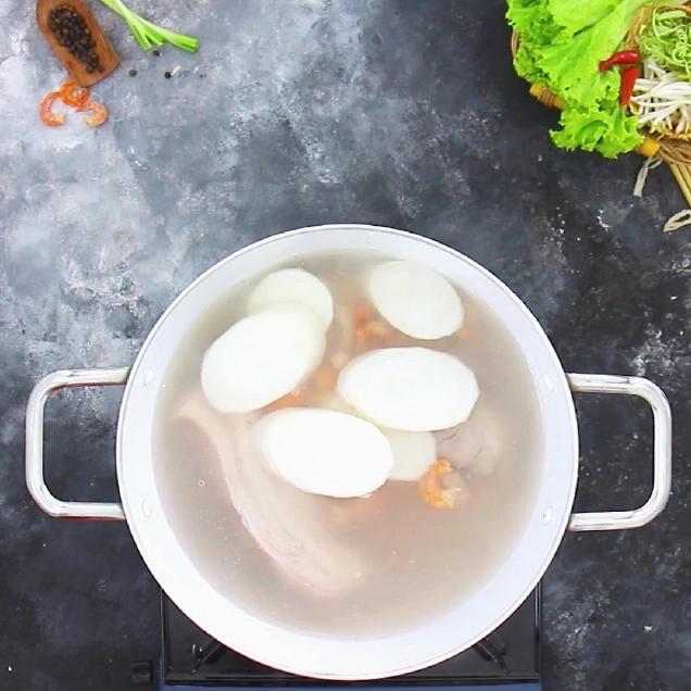 Sơ chế tôm tươi lột vỏ bỏ chỉ đen chuẩn bị làm chả suông