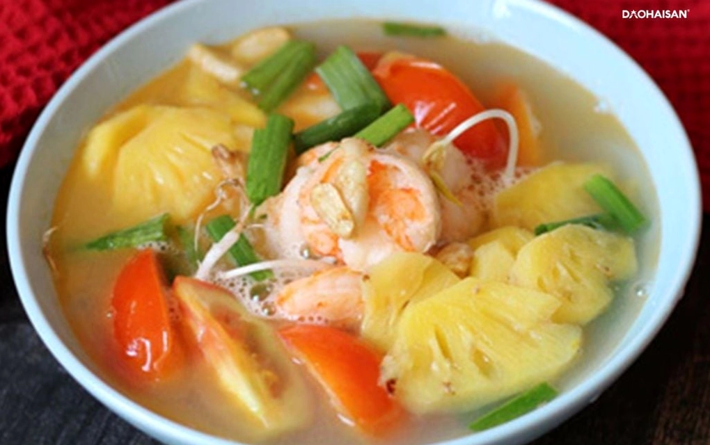 Sơ chế tôm tươi sạch sẽ trước khi nấu canh chua