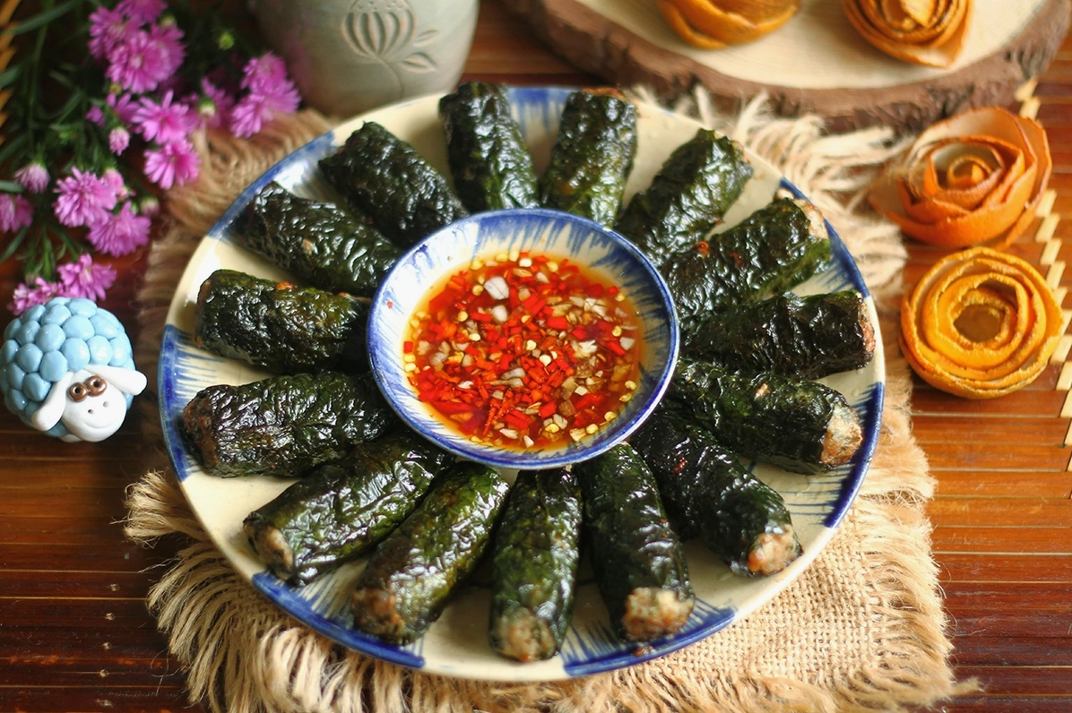 Sơ chế và rửa sạch lá lốt để ráo nước