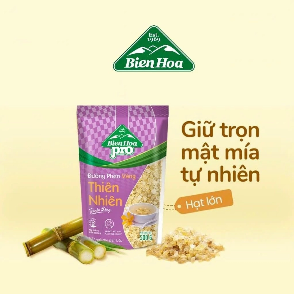 Sử dụng đường phèn vàng thiên nhiên để nấu nước nha đam lá dứa có vị ngọt thanh