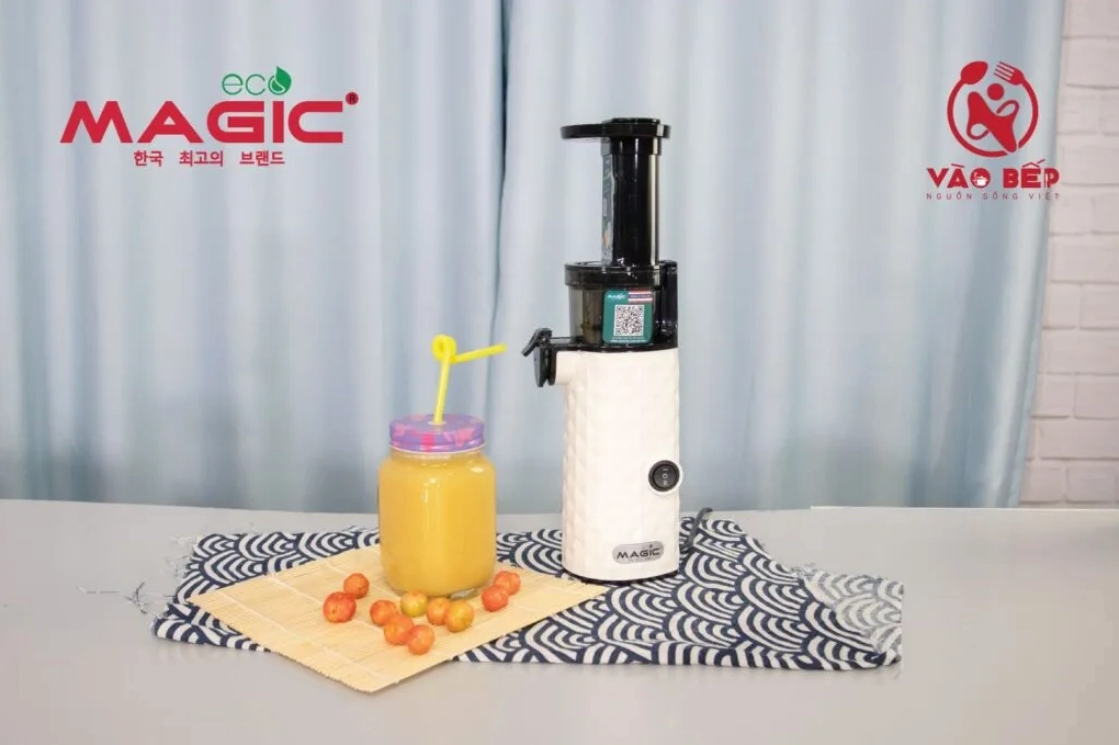 Sử dụng máy ép chậm thế hệ mới để làm nước ép sơ ri giúp giữ nguyên dưỡng chất