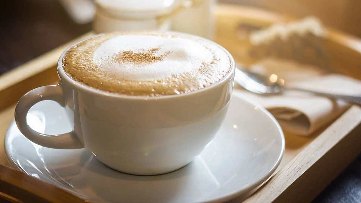 Tách Cappuccino nóng hổi với nghệ thuật tạo hình bắt mắt