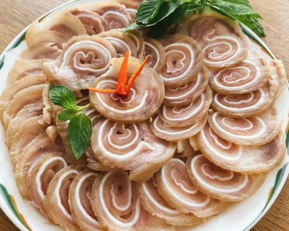 Tai heo cuộn ngâm mắm bắt mắt
