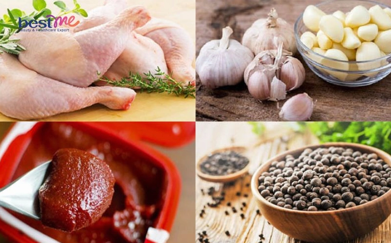 Tẩm ướp gia vị đều lên thịt gà để món ăn thêm phần đậm đà