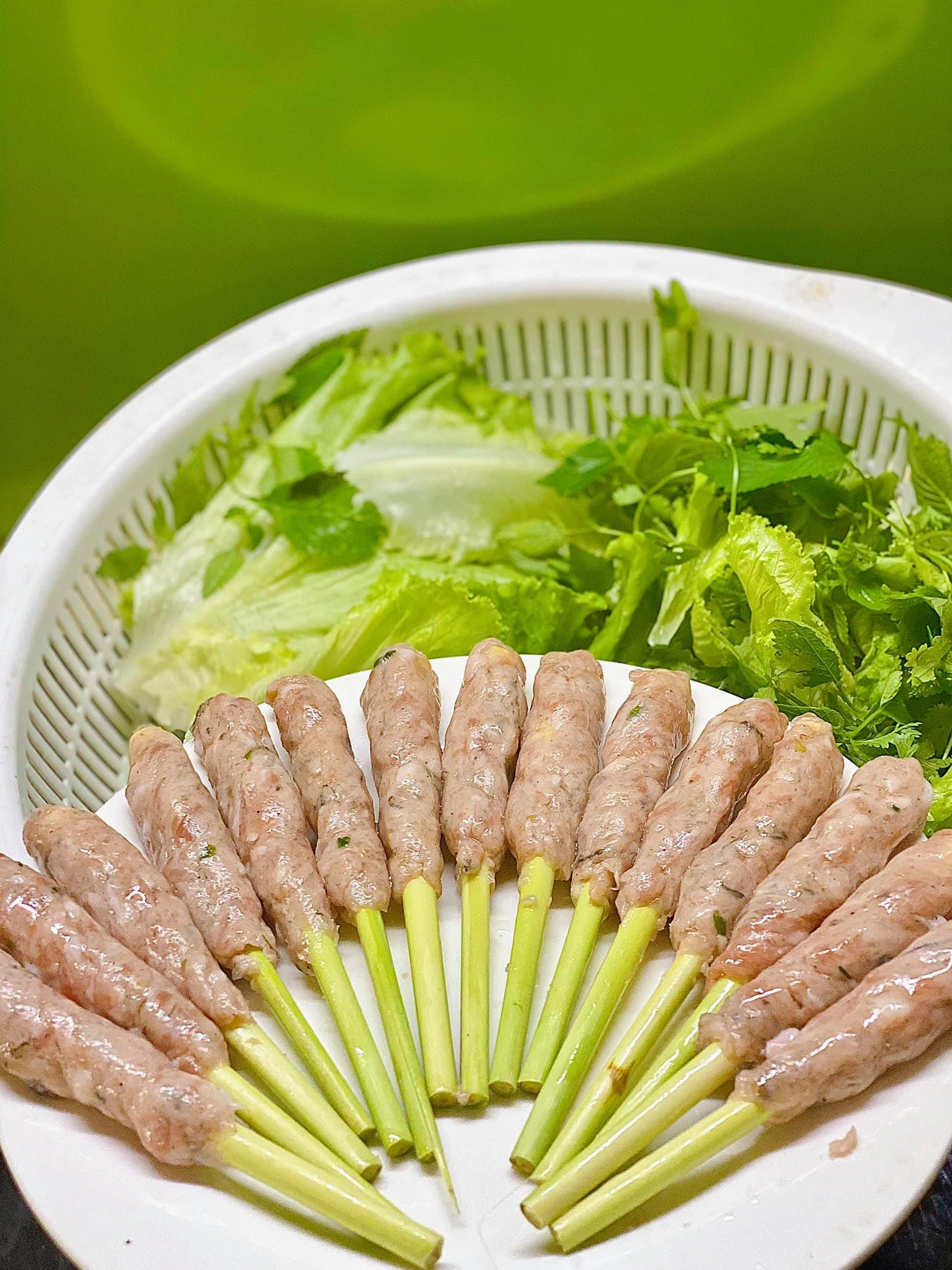 Tạo hình nem lụi bọc quanh gốc sả