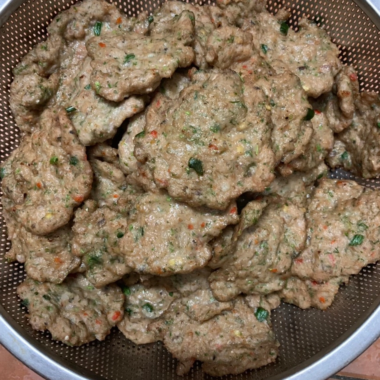 Tạo hình viên chả nhái trước khi đem đi chiên