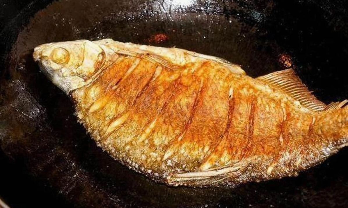 Thái dạ dày lợn thành từng miếng mỏng vừa ăn bày ra đĩa