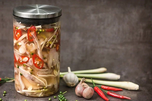 Thái nhỏ các nguyên liệu sả ớt tỏi tắc để ngâm cùng tai heo