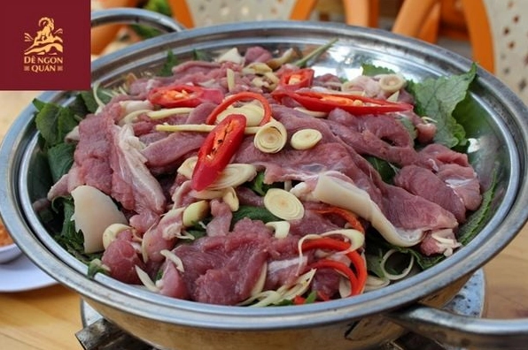 Thái thịt dê thành những miếng mỏng vừa ăn để gia vị dễ thấm và mau chín khi hấp