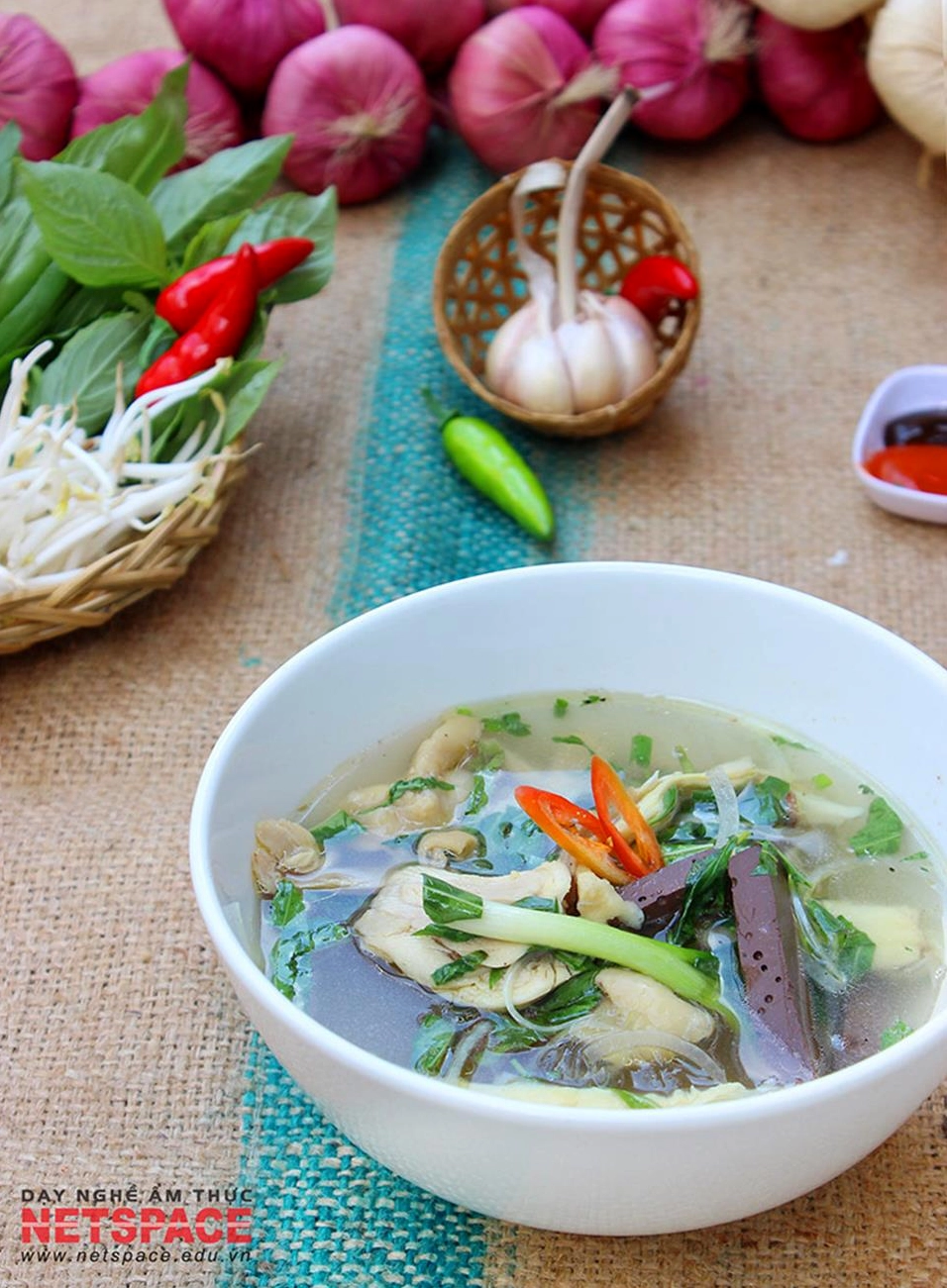 Thái thịt gà thành từng miếng nhỏ hoặc xé phay tùy theo sở thích