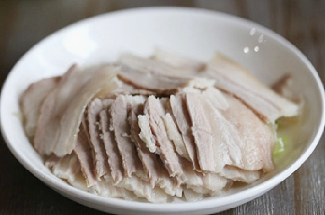 Thái thịt luộc thành từng lát mỏng vừa ăn