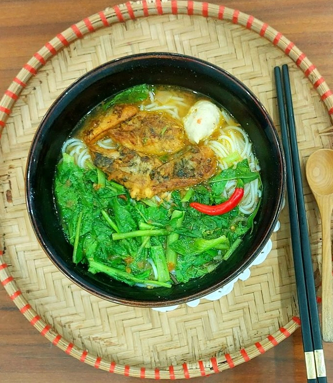 Thành phẩm bún cá rô đồng nóng hổi thơm ngon dọn kèm rau sống