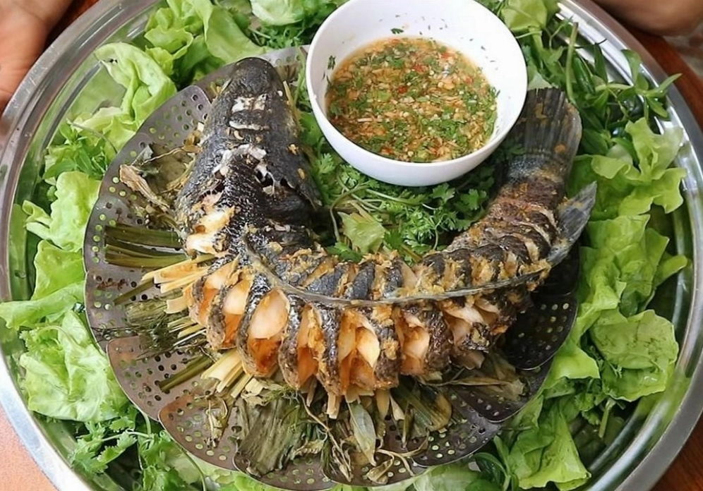 Thành phẩm cá lóc hấp thơm lừng bốc khói nghi ngút