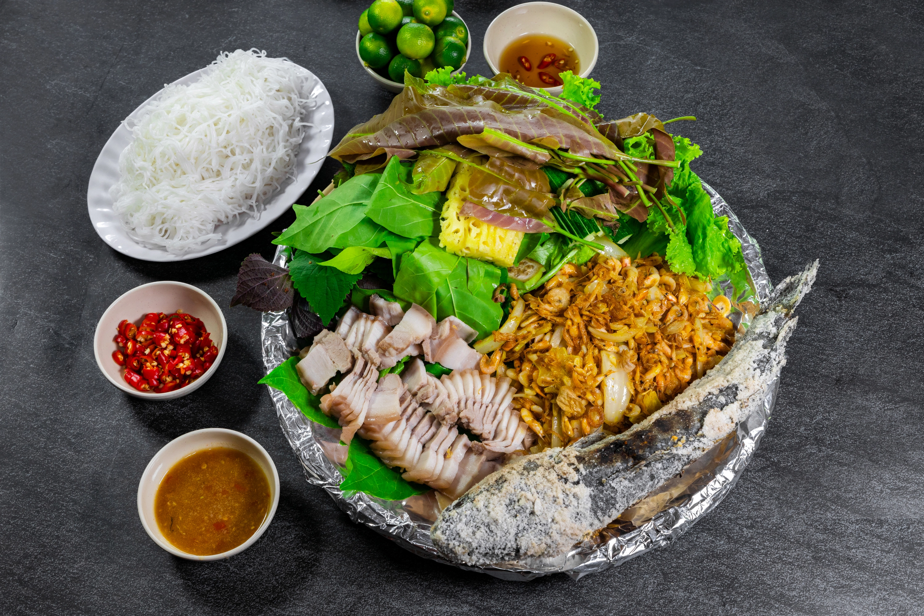 Thành phẩm cá lóc rang muối được phục vụ tại nhà hàng Miệt Vườn Mỹ Phước Quán