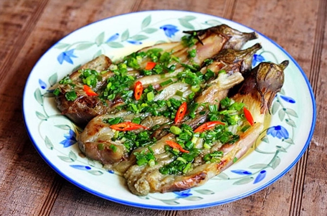 Thành phẩm cà tím nướng mỡ hành thơm béo ăn hoài không ngán với 2 nguyên liệu cơ bản