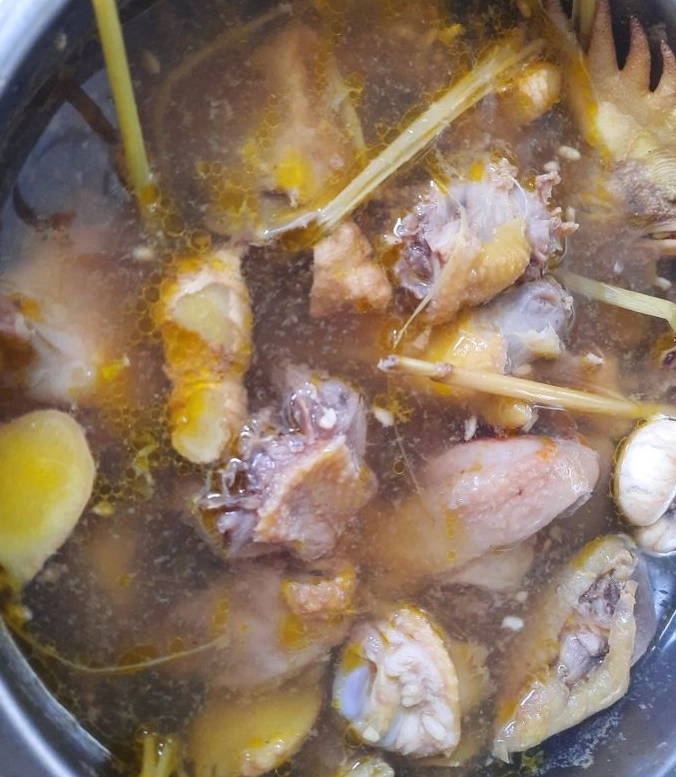 Thành phẩm canh gà nấu bỗng rượu với màu sắc bắt mắt và hương vị đậm đà