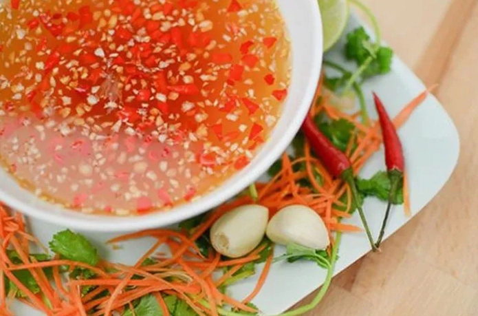 Thành phẩm chén nước mắm chay chua ngọt tỏi ớt sánh mịn đậm đà
