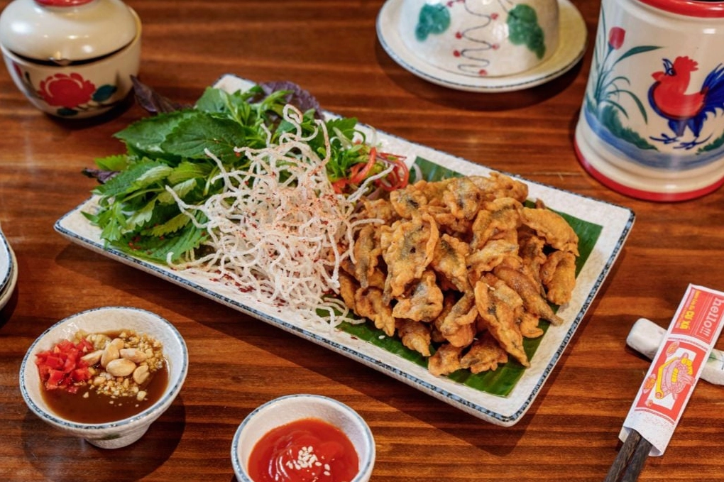Thành phẩm đĩa cá linh chiên giòn chấm mắm me chua ngọt siêu ngon
