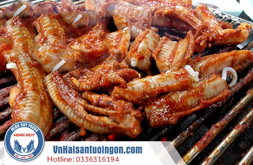 Thành phẩm đĩa cá mút đá nướng sa tế thơm phức rắc thêm chút hành lá vô cùng bắt mắt
