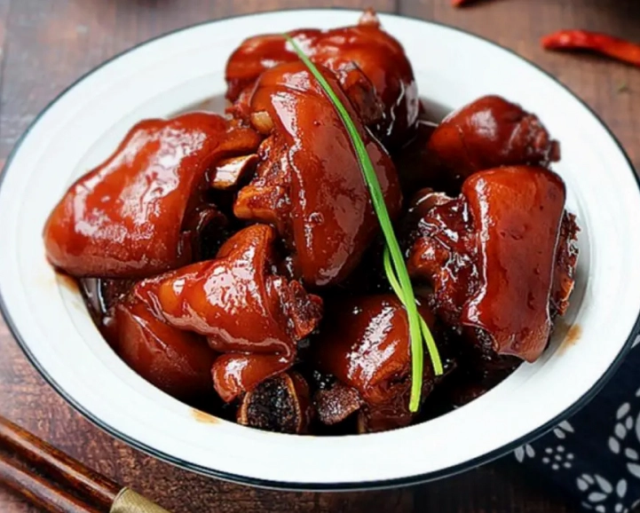 Thành phẩm đĩa chân giò hầm coca bóng bẩy hấp dẫn