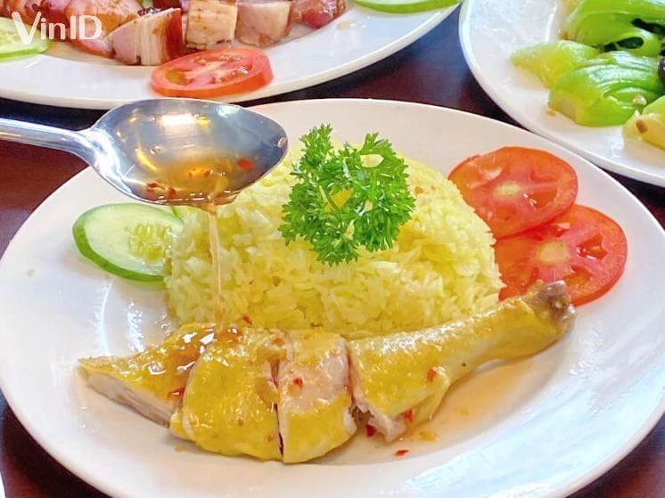 Thành phẩm đĩa cơm gà Hải Nam chuẩn vị cực ngon với thịt gà vàng ươm cơm dẻo và nước chấm đậm đà
