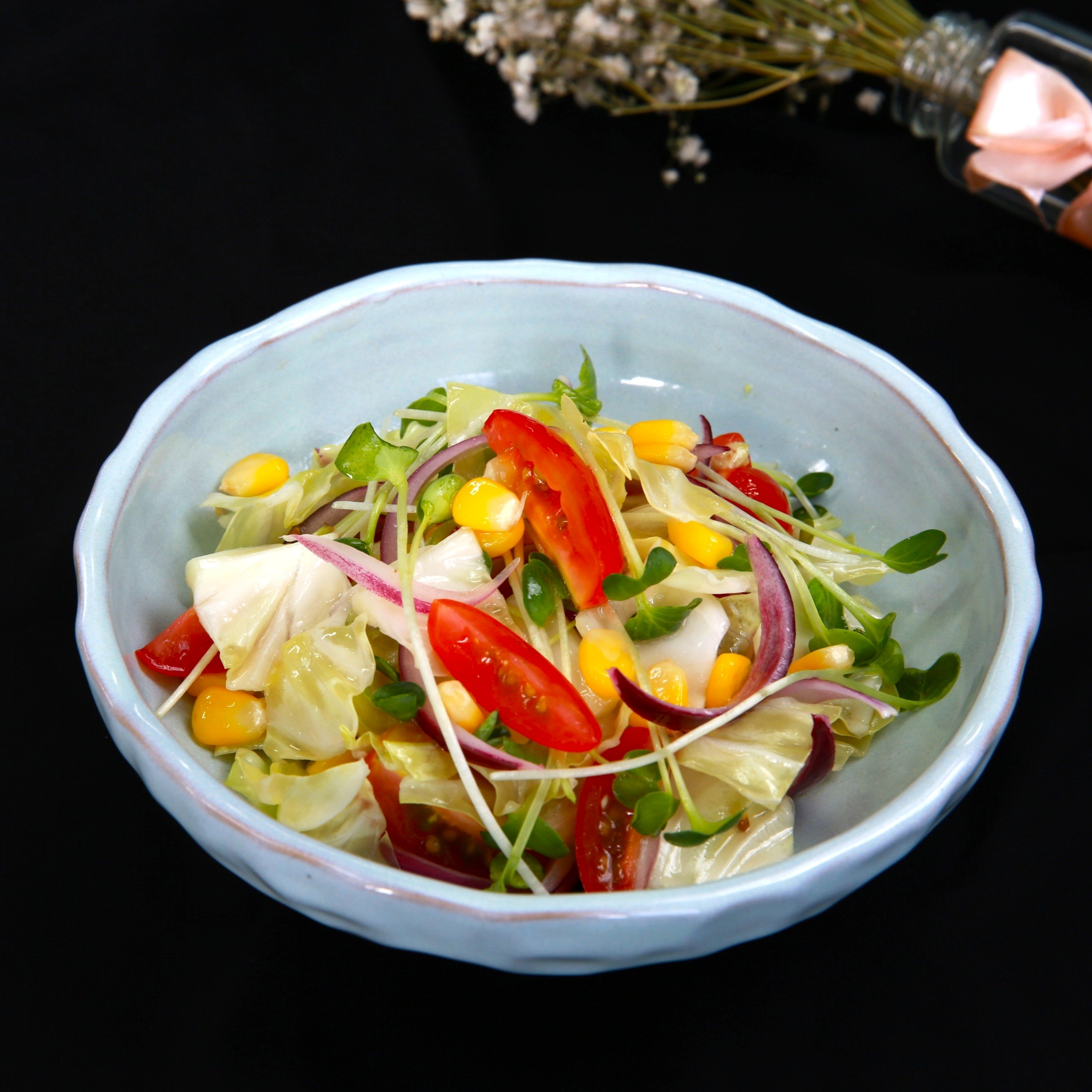 Thành phẩm đĩa salad dầu giấm tươi mát đầy màu sắc