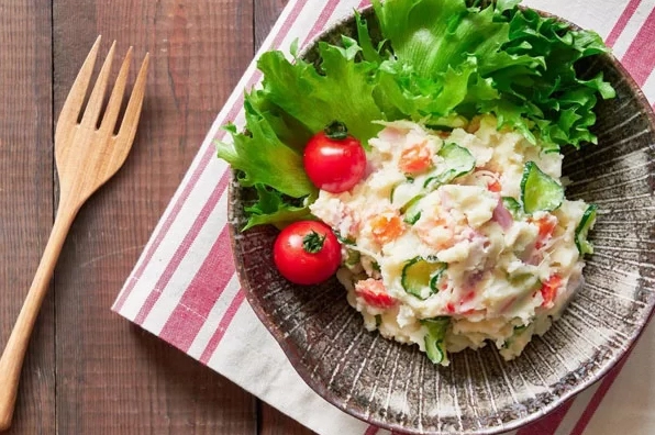 Thành phẩm đĩa salad khoai tây nghiền thơm ngon béo ngậy